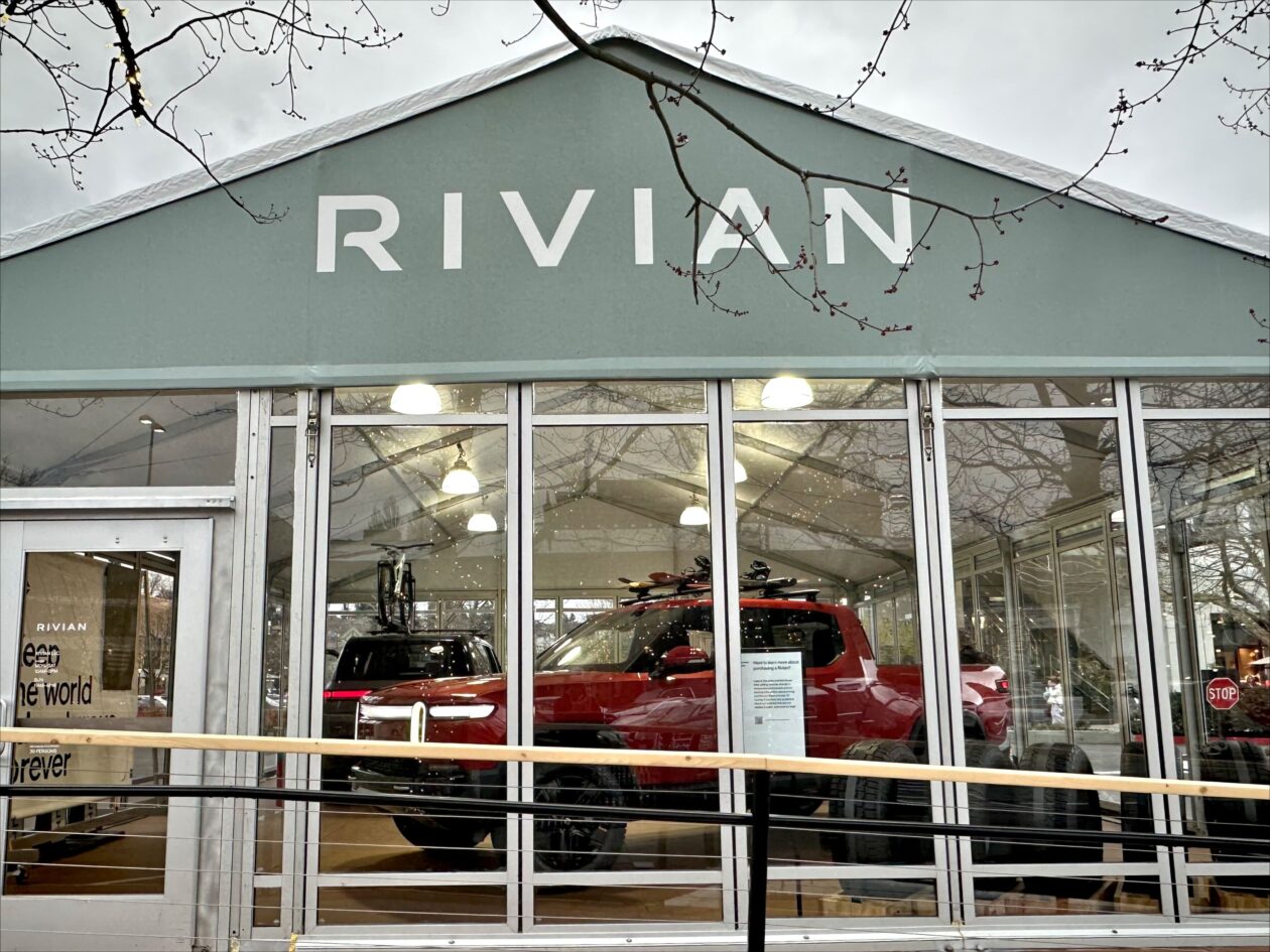Temporary dealership and retail expansion structure