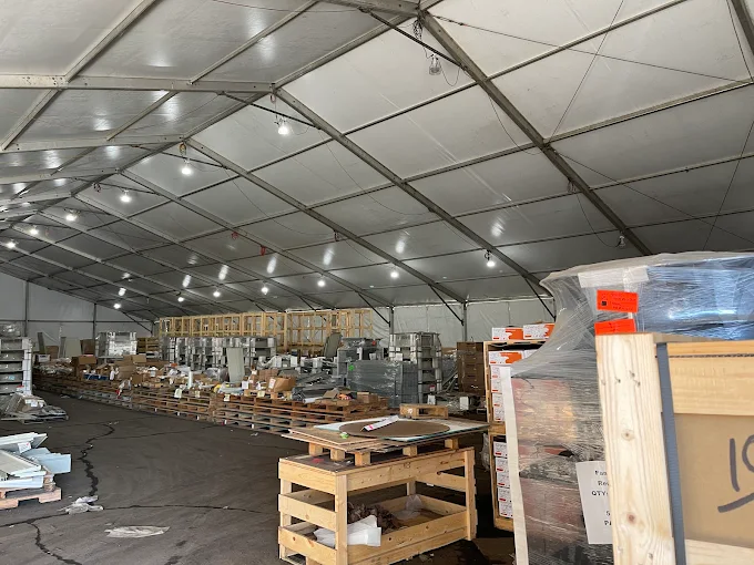 Temporary warehouse structure used for pallet storage and logistics overflow